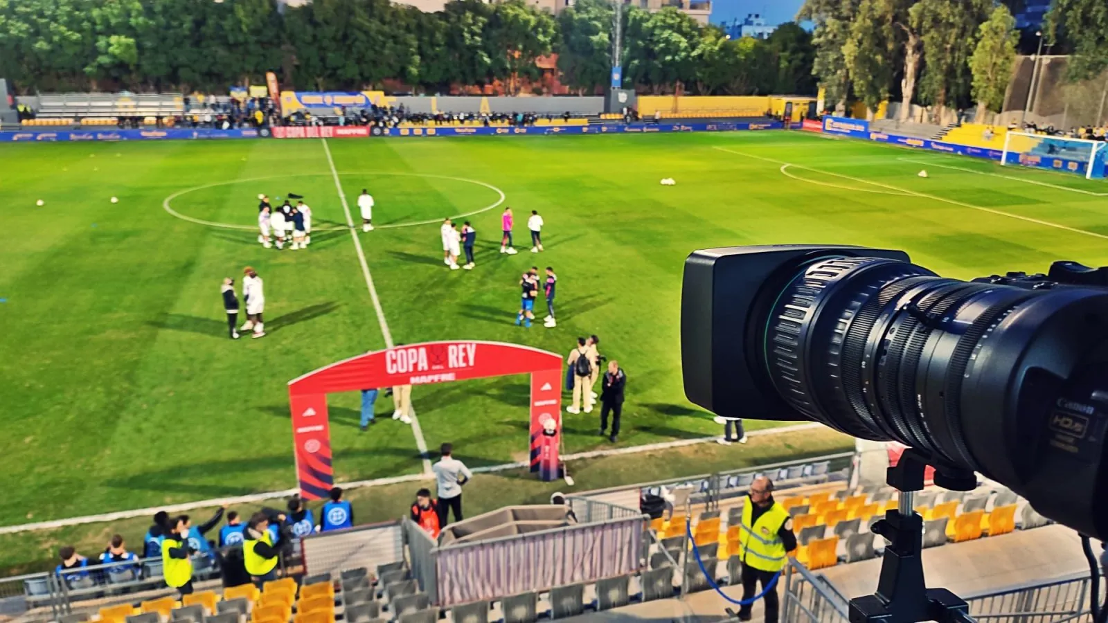 Cámara de televisión con óptica larga situada en la grada durante el Orihuela CF – Getafe CF de Copa del Rey.