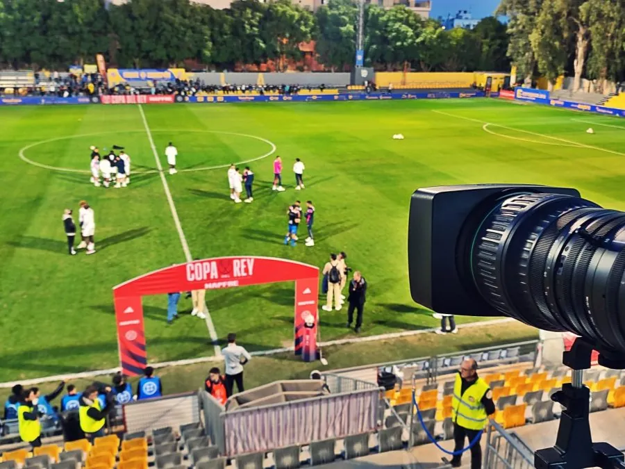 Cámara de televisión con óptica larga situada en la grada durante el Orihuela CF – Getafe CF de Copa del Rey.
